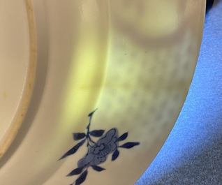 Une paire de plats en porcelaine de Chine en bleu et blanc, marque de Chenghua, Kangxi
